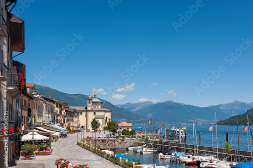 Foto Promenade with historic house facades in Cannobio in Piedmont in Italy