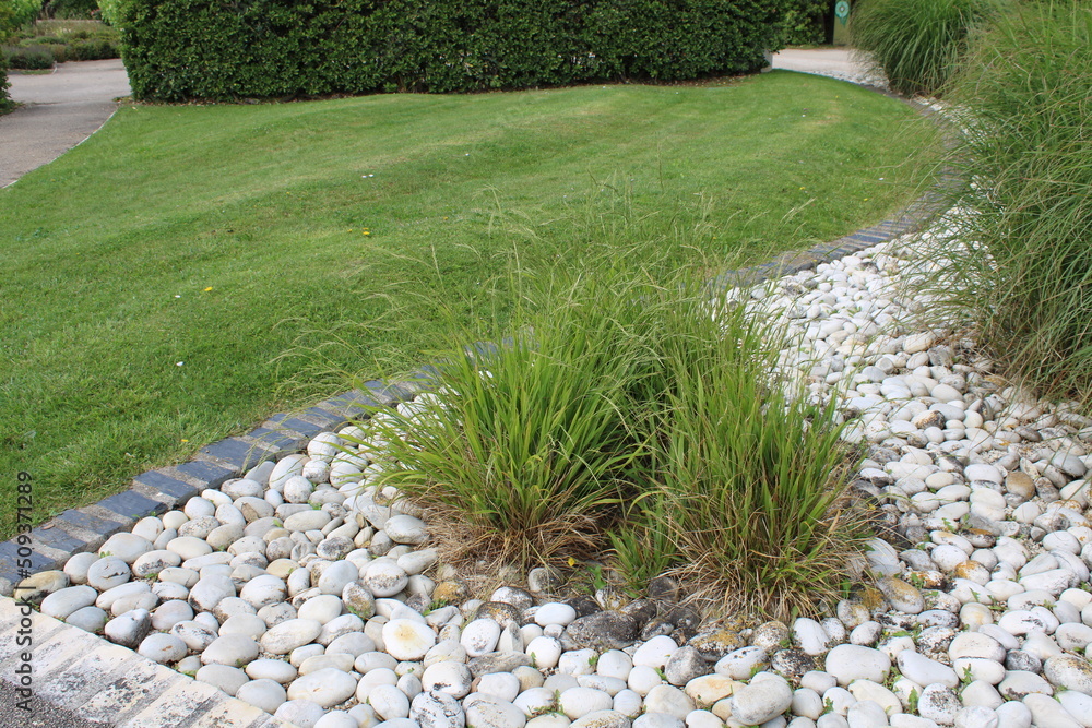 Galets et bordure, aménagements extérieurs, jardin paysager, jardin