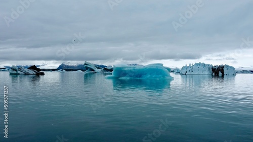 Gletscher Fjord und Gletscher Lagune. Kleine Eisst  cke und riesige Eisberge - alles mit bew  lktem Himmel.