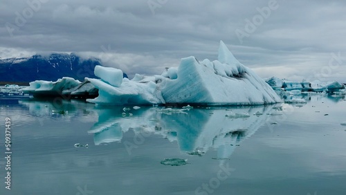 Gletscher Fjord und Gletscher Lagune. Kleine Eisst  cke und riesige Eisberge - alles mit bew  lktem Himmel.