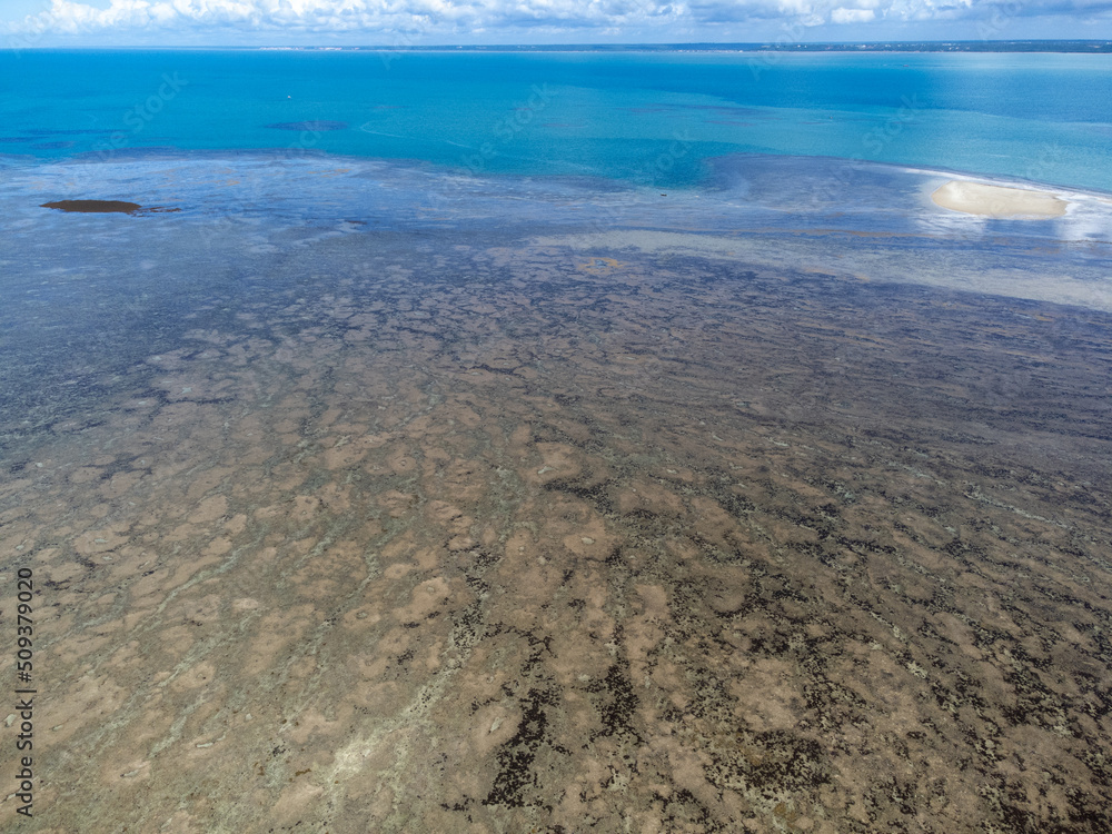Obraz premium Amazing coral reef in the middle of the sea in Porto Seguro, Bahia, Brazil - natural beauty aerial drone view
