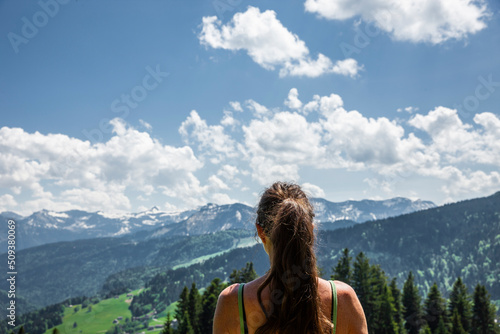 Frau genieest die Aussicht im Bregenzer Wald in Vorarlberg