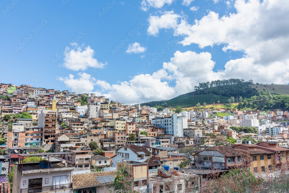 Favela urbana com casa sobrepostas