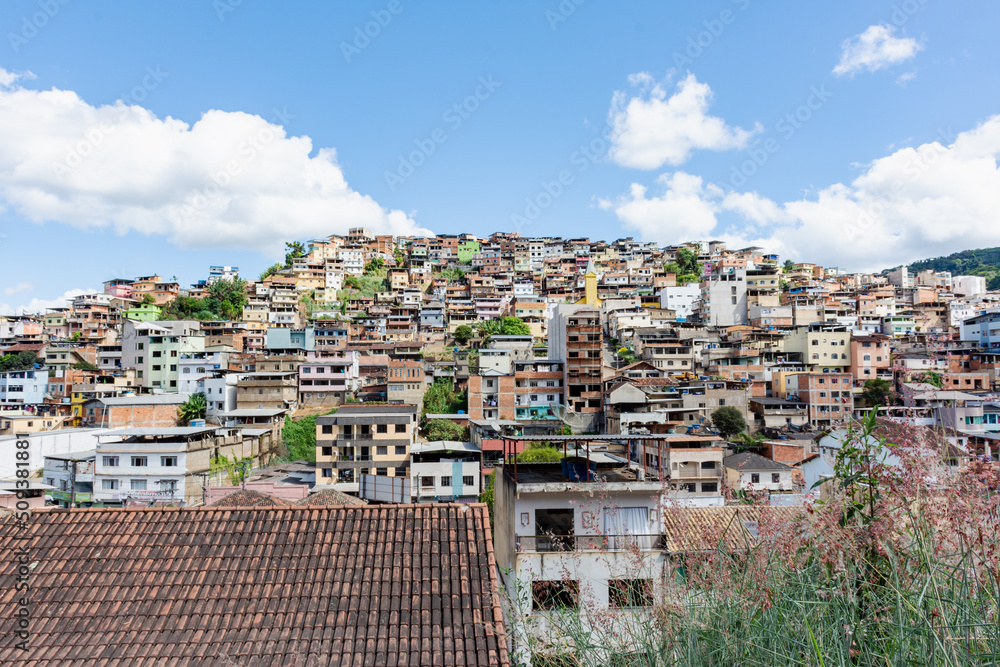 Vista aérea de favela em montanha com risco segurança