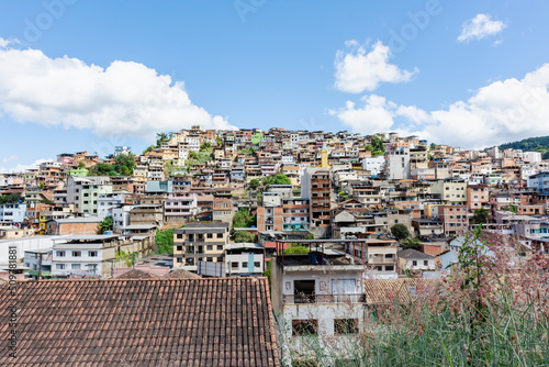Vista aérea de favela em montanha com risco segurança photo