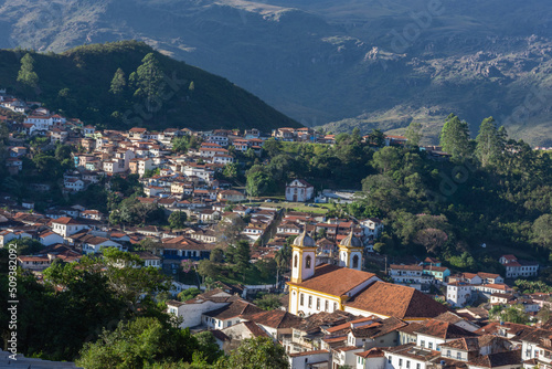 Vista de uma cidade com casas na montanha photo