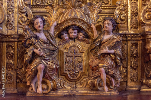 Vista parcial de santos esculpidos em ouro