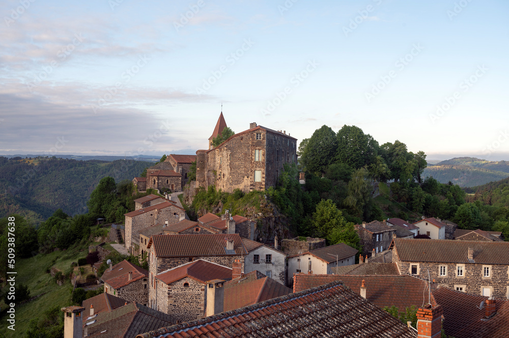 Le village pittoresque de Saint-Privat-d'Allier dans le département de la Haute-Loire en Auvergne sur les chemins de Compostelle en France