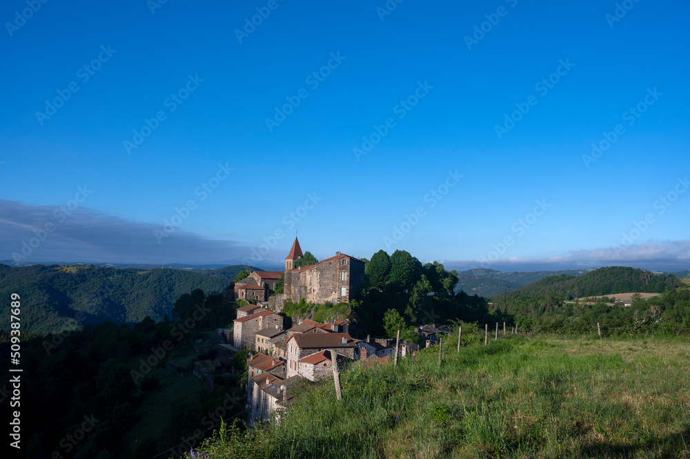 Le village pittoresque de Saint-Privat-d'Allier dans le département de la Haute-Loire en Auvergne sur les chemins de Compostelle en France