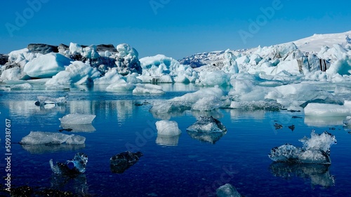 Eisberge und Eisstücke im Sonnenschein am Gletscher in Island. © Omm-on-tour