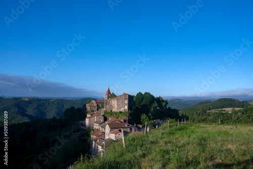 Le village pittoresque de Saint-Privat-d Allier dans le d  partement de la Haute-Loire en Auvergne sur les chemins de Compostelle en France