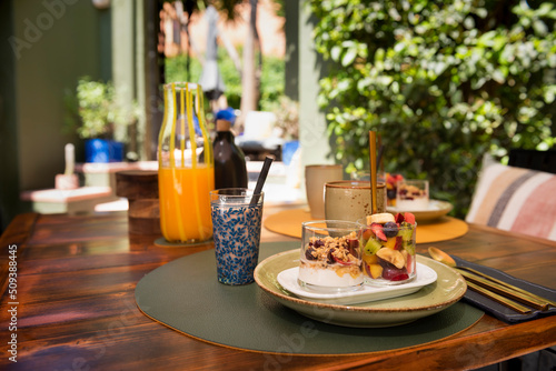 Foto Mediterranean breakfast outdoors in the courtyard of a house with fruit salad