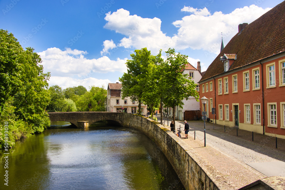 Impressionen :Warendorf im Münsterland/ Germany   Emsufer und alte historische Brücke im Zentrum