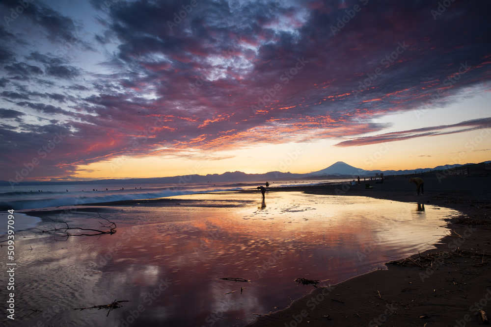 真っ赤に染まる海岸からの富士山