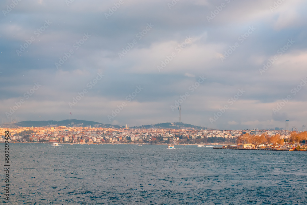 Obraz premium Landscape of Istanbul, Turkey seen from Bosphorus during a cloudy day