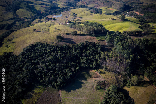 Fotografia aérea da cidade de Caconde em São Paulo. Fazendas, plantações e criação de animais em uma pequena cidade cheia de charme. Brasil. photo