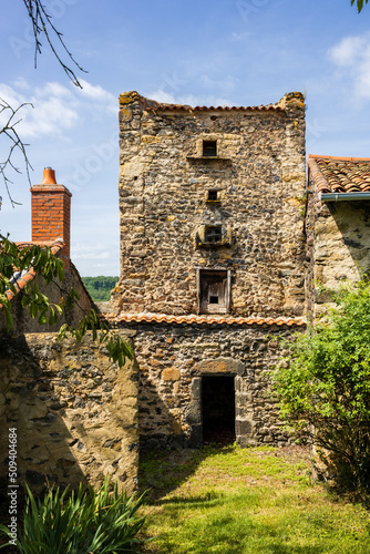 Vieux pigeonnier d'une maison vigneronne dans le village médiéval de Chalus, Limagne du Lembron, Issoire, Puy-de-Dôme, Auvergne-Rhône-Alpes, France photo