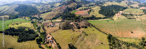 Fotografia aérea da cidade de Caconde em São Paulo. Fazendas, plantações e criação de animais em uma pequena cidade cheia de charme. Brasil. photo