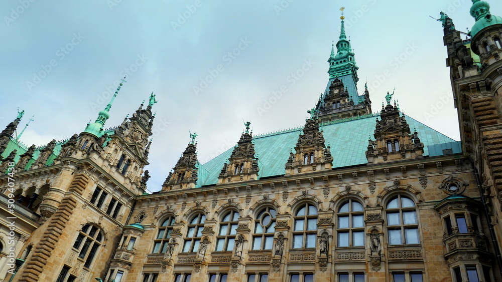 herrlicher Innenhof des Rathauses der Hansestadt Hamburg mit grünen Dächern