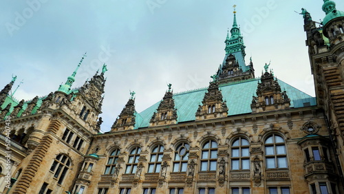 herrlicher Innenhof des Rathauses der Hansestadt Hamburg mit grünen Dächern