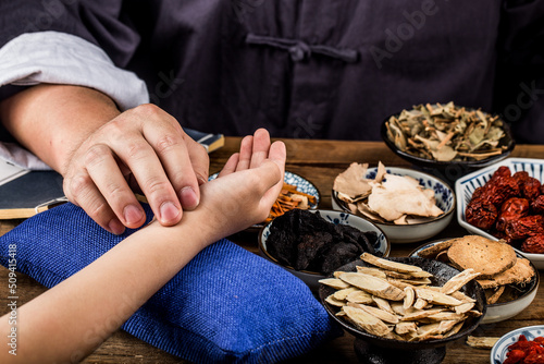 Foto The old doctor of traditional Chinese medicine to the patient's pulse