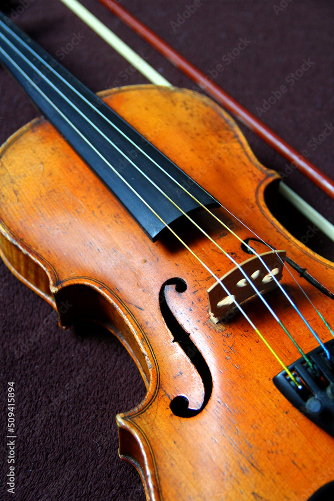 Fototapeta premium VIOLON ANCIEN AVEC ARCHET VUE DE DESSUS