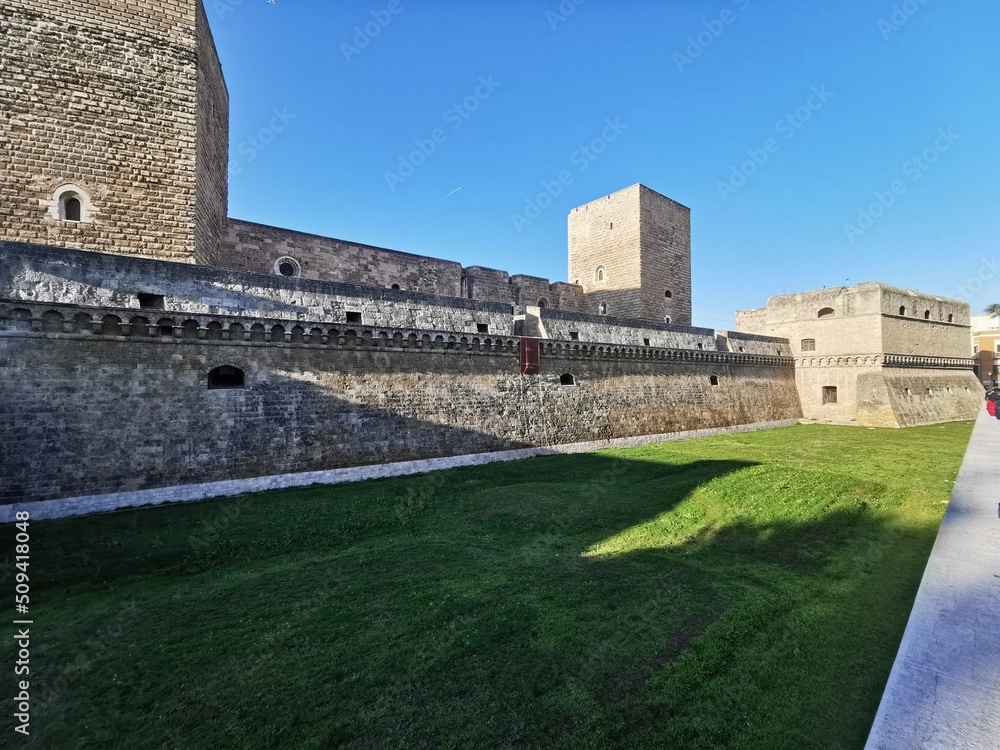 Bari e provincia - I monumenti e gli scorci più suggestivi - paesaggi giardini e costruzioni - cattedrali chiese e castelli 