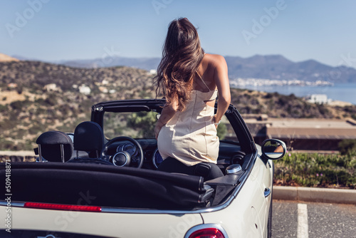 Foto Happy traveler woman in cabrio car