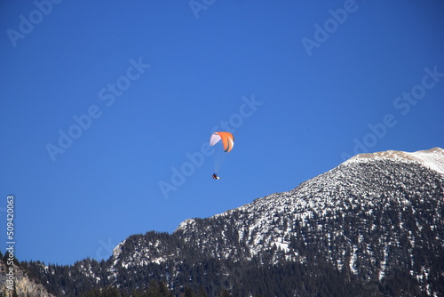 Paragleiter am Himmel