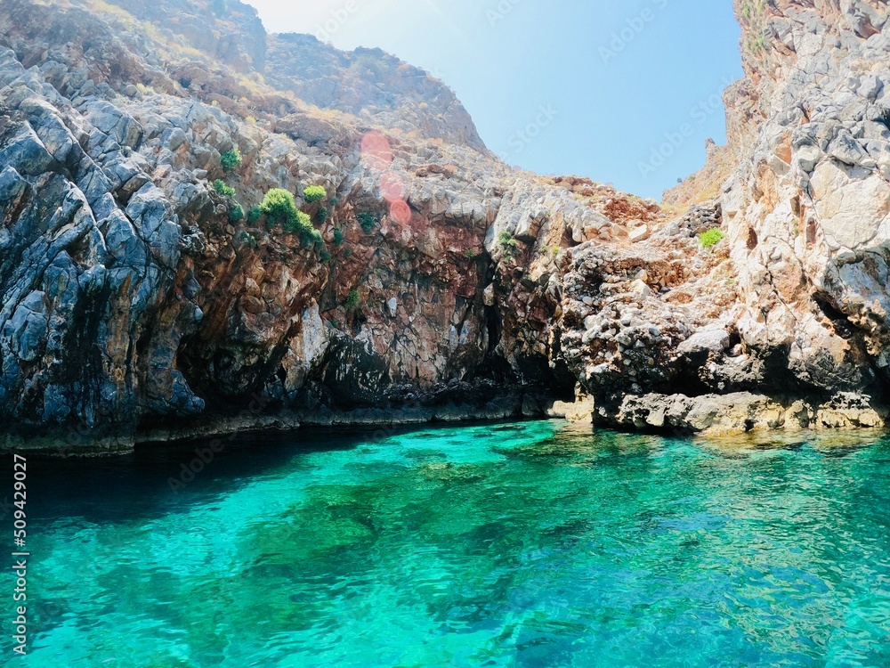 Türkises Meer mit blauen Himmel und Bergklippe Insel Kreta 