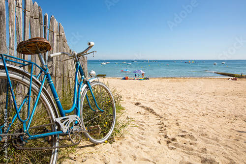 Billede på lærred Vieux vélo bleu sur les plages de France en Bretagne.