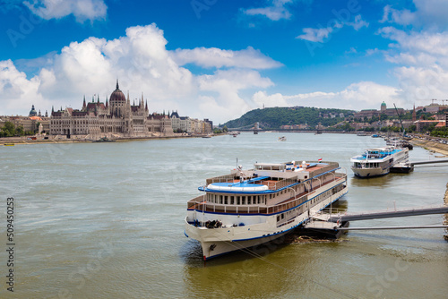 Canvas Print Parliament building in Budapest