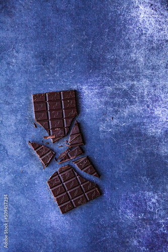 Tablette de chocolat sur un fond bleu photo