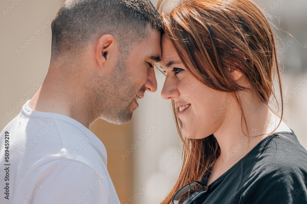 Naklejka premium romantic couple with their heads together