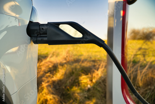 aufladen eines Elektroautos auber und nachhaltig