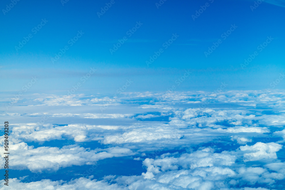 Foto Stock 雲の上の風景、上空写真、成層圏にある巨大な雲たち、雲の上の空模様、 | Adobe Stock