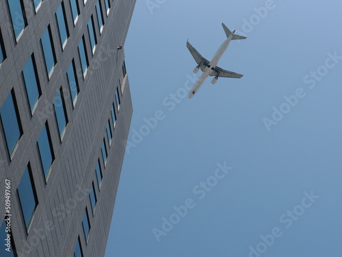 ビルの上空を通過するジェット機