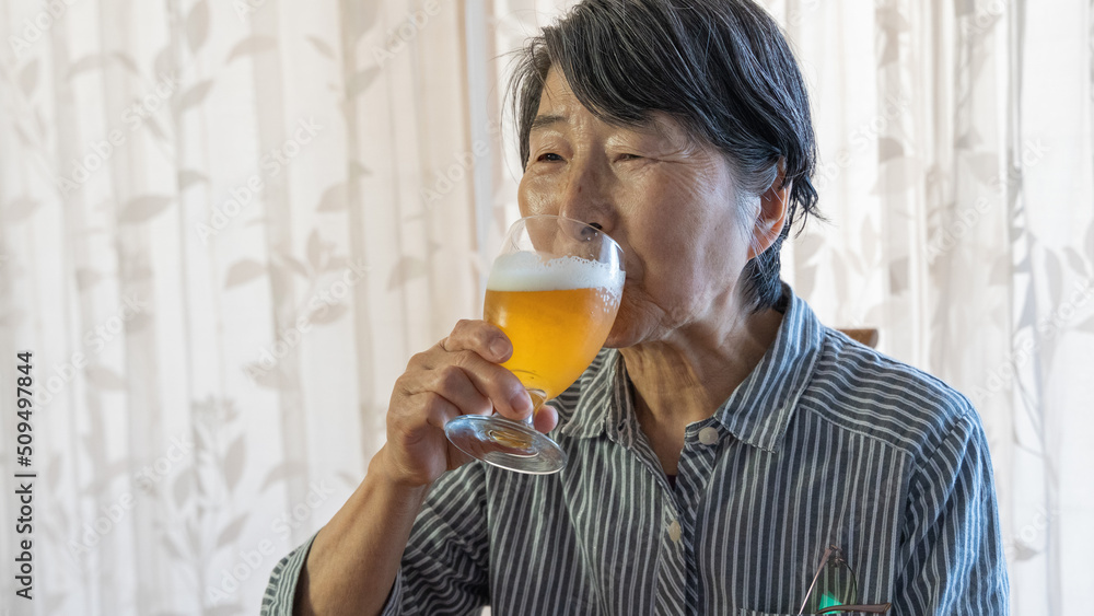 ビールを一口口にするおばあさん ビールを一口口にするおばあさん