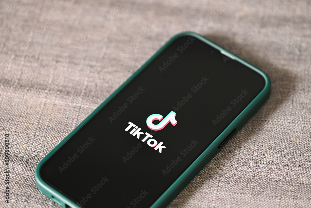 iPhone 11 Pro doré avec TikTok et CapCut Senegal