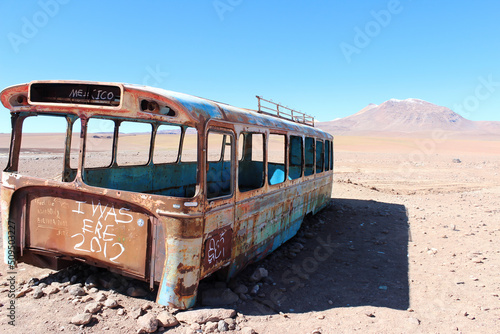 Ônibus abandonado no deserto do altiplano boliviano, próxima ao salar  Uyuni. photo