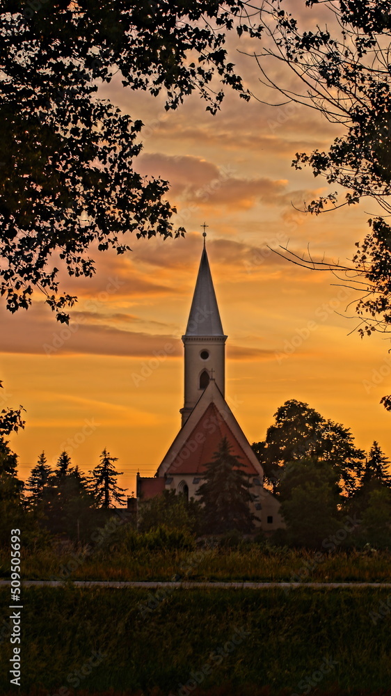 Obraz premium church at sunset