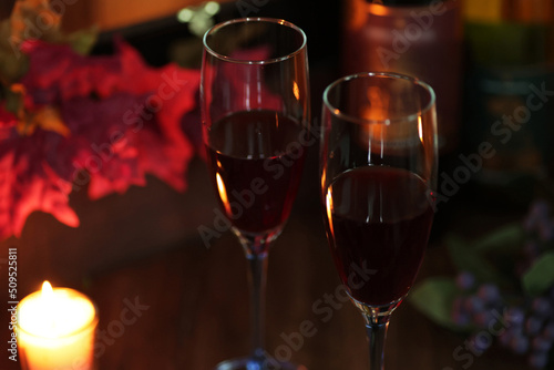 キャンドルのある落ち着いた雰囲気にグラスに注がれた赤ワインで晩酌