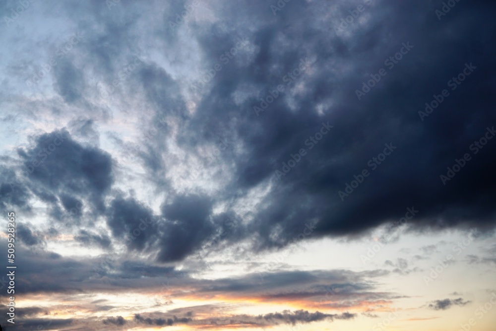 Wolkenlandschaft am Himmel mit Sonnenuntergang bei Regen am Abend im Frühling 
