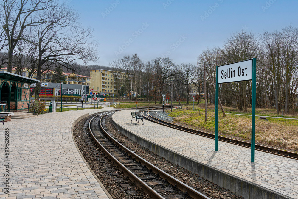 Fototapeta premium Der Bahnhof Sellin Ost der Rügenschen Bäderbahn, Insel Rügen,