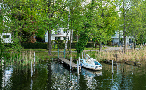 kleine Bootsanleger, Freizeitsportler und Häuser an der Havel zwischen Berlin und Brandenburg