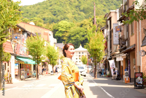 城崎温泉の街並みを浴衣を着て散策する女性 © photo pocket