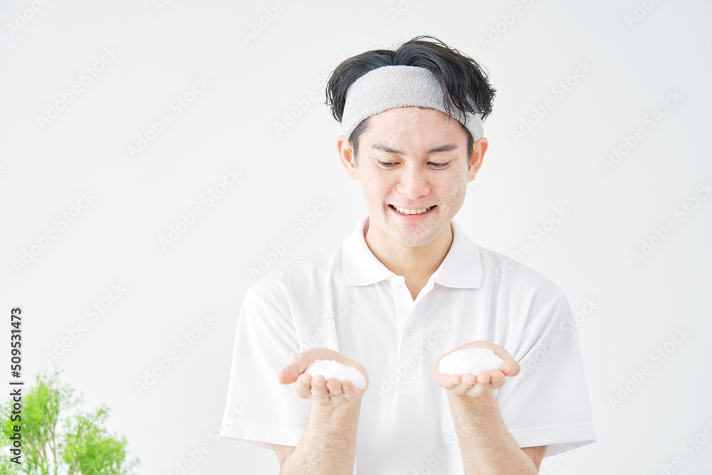 洗顔フォームを手のひらに乗せる男性