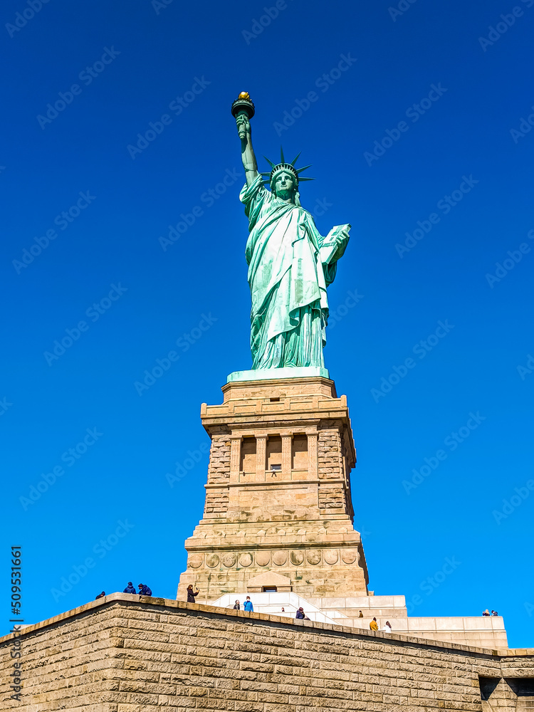 vue de la statue de la liberté avec un ciel bleu
