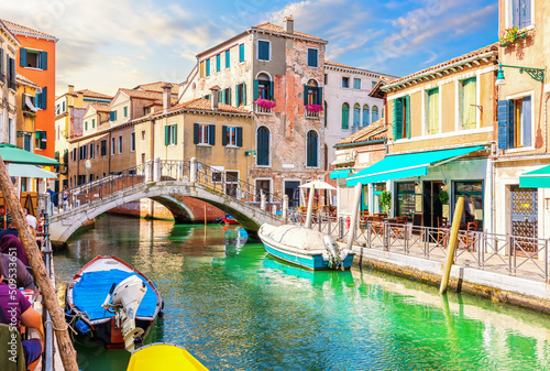 Obraz na płótnie Medieval Bridge, Cafe and colorful houses in the Grand Canal, Venice, Italy w salonie