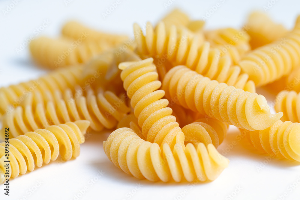Fusilli, tipica pasta italiana su fondo bianco Fusilli, tipica pasta italiana su fondo bianco